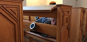 Gemmeleg i kirken