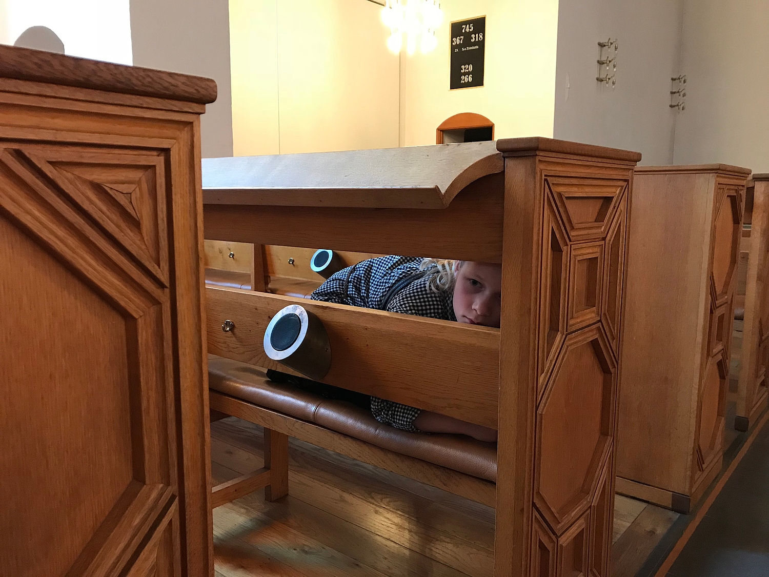 Gemmeleg i kirken